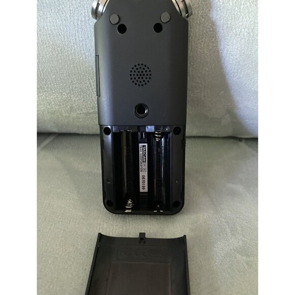 TASCAM DR-05 Linear PCM recorder (Version 2) w/ 4GB Micro SD Card (Very Good) - Picture 5 of 7